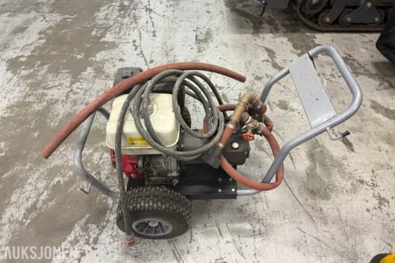 2020 IPC Benz-C H2013P høytrykksvasker - 200 bar - 13,3 l/min - Bensinmotor 6,6 kW - Hjulgående ramme