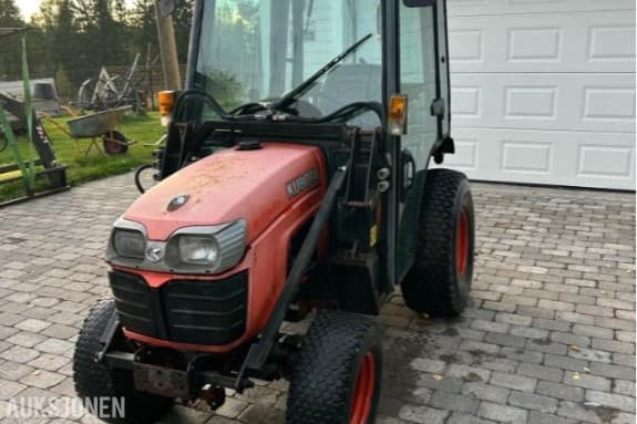 2009 Kubota B2230 traktor med frontlaster,skuffe,snøskjær og kjettinger - MVA FRI