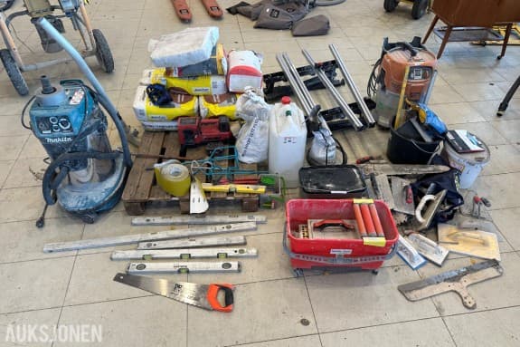 Byggverktøy med Makita og STIHL støvsugere, arbeidsbord og murerutsty