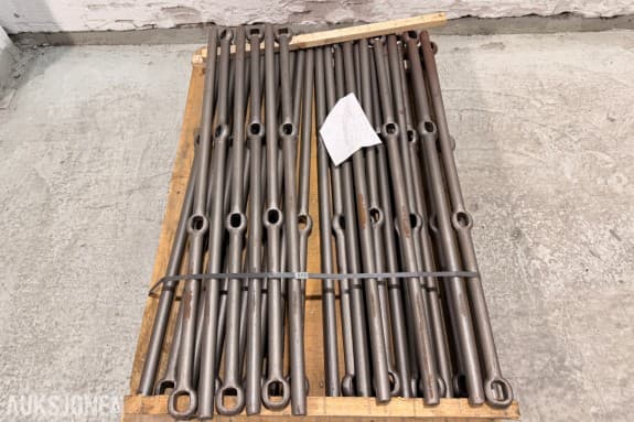 Parti med 29 stk stålstag og metallstenger med øyefester - ca. 115 cm