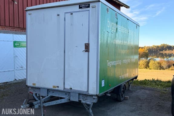 Scanvogn Mannskapsbrakke spise-/toalett på henger, med bord, stoler, kjøleskap og mikrobølgeovn