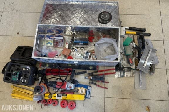 Verktøyparti med vinkelsliper, laservater, aluminiumskasse og håndverktøy