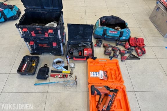 Verktøyparti med Milwaukee M18, Paslode spikerpistol, PACKOUT og Makita verktøybag