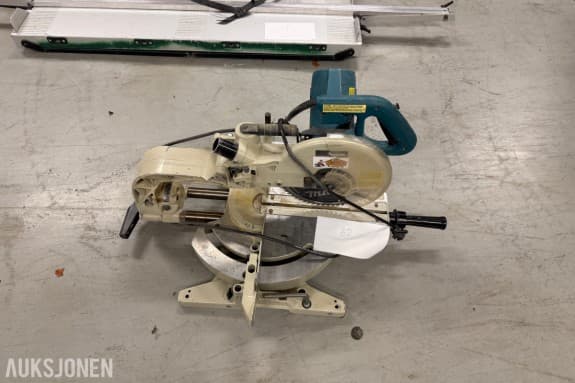 Makita kapp- og gjærsag med glideskinner - 230 V - Dreibart bord med gradskala - Sagblad montert