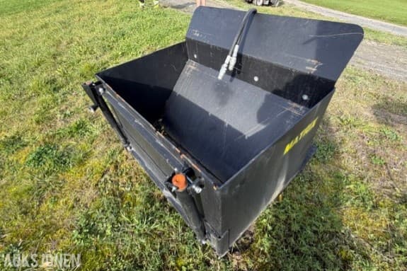 Matrix hydraulisk 4-i-1-skuffe / kombiskuffe for traktor, hjullaster eller annen redskapsbærer med hydraulisk frontlaster.