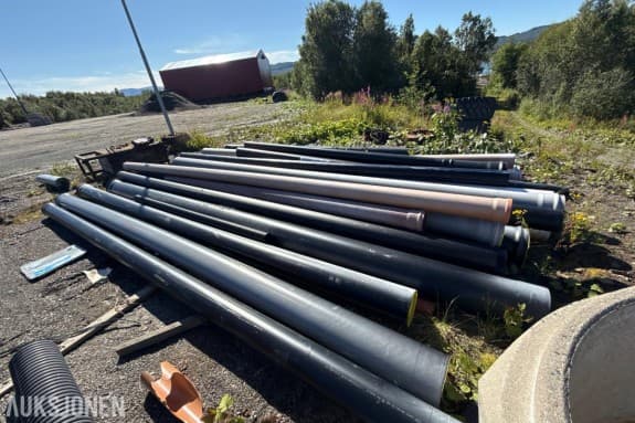 Stor pakke med rør, kummer og diverse materiell