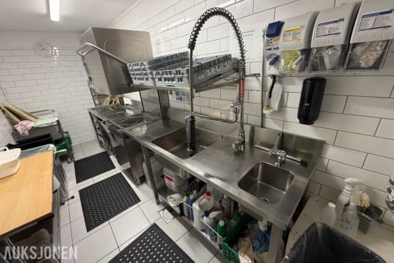 Oppvasksone for storkjøkken - Mach hettemaskin type 150 - Mach underbenkmaskin - Oppvaskbenker i rustfritt stål - Traller og veggreol