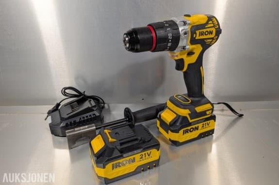 Ny IRON drill med slagfunksjon – 65 Nm – 2 batterier – lader – koffert