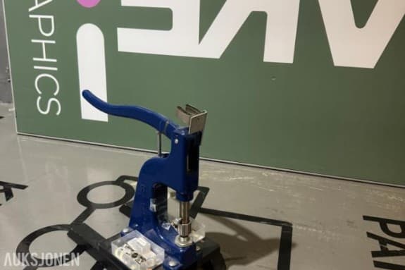 Maljetang med ca. 100 stk. metallmaljer