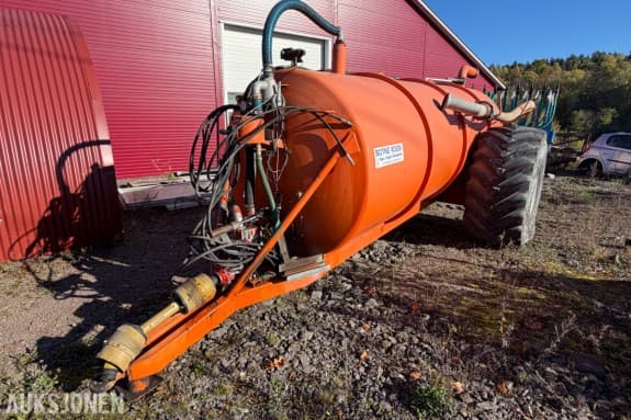 Gjødselvogn / Vakumvogn 10 000 liter 2002 - Bomech nedleggingsbom 8,8 m 2012 - kraftuttaksdrift - dekk 28.1R26