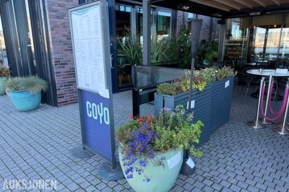 Blomsterkasser og serveringsskilt