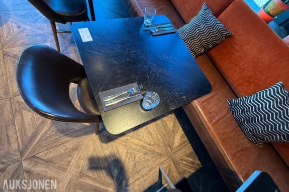 Restaurantbord med 2 brune stoler – sofa følger ikke med