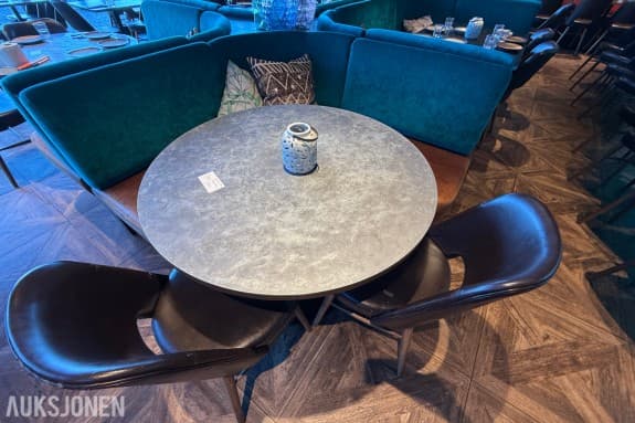 Rundt restaurantbord med 2 stoler – grå bordplate