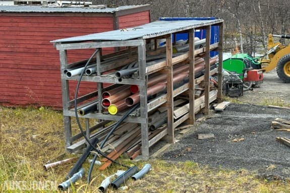 Treskur med tak og diverse rør/stål inkludert