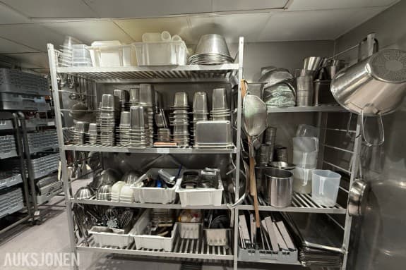 Stort parti kjøkkenutstyr og serveringsutstyr i rustfritt stål – storkjøkken