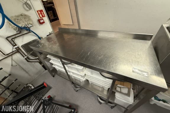 Arbeidsbenk i rustfritt stål med underhylle og oppkant – Storkjøkken 