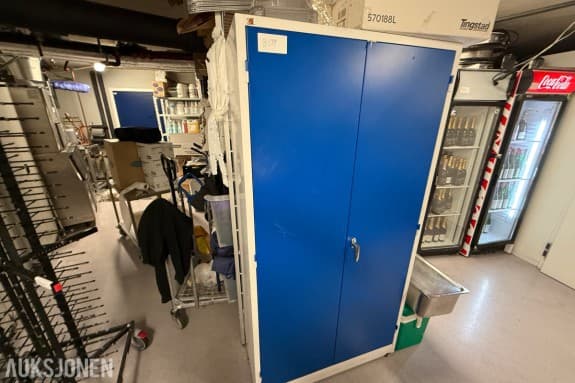 Stort oppbevaringsskap i metall med doble blå dører – AJ Produkter 