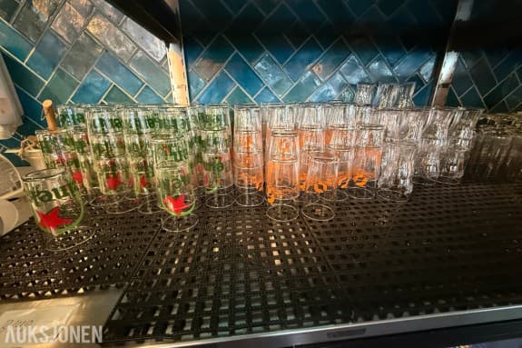 Større parti med drikkeglass, ølglass og cocktailglass – diverse typer 