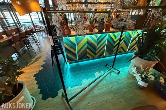 Klesstativ / garderobestativ i sort metall med kleshengere – restaurantinventar 
