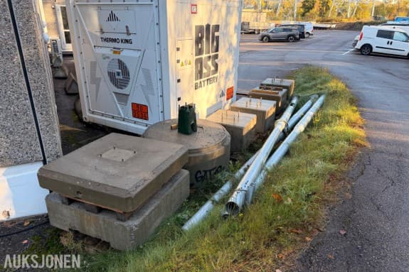 3 stk. galvaniserte lysmaster med 6 stk. betongfundamenter