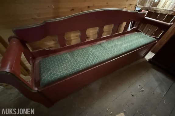 Pakke med klassiske møbler - Bord m/ stoler - vitrineskap - skjenk - benker