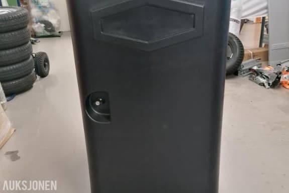 Helt nytt låsbart stevneskap i plast fra Bøckmann  fortsatt pakket inn