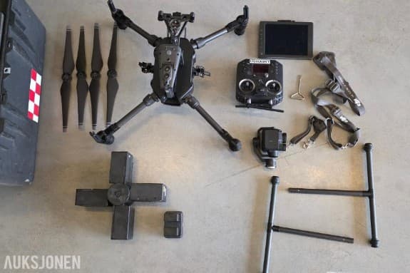 DJI Matrice 200 dronepakke med Zenmuse XT2 termisk kamera, 13 mm objektiv, fjernkontroll, skjerm, batterier og kofferter