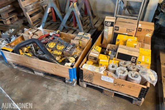 Parti 2Paller CAT/Caterpillar reservedeler, filtre og pakninger til anleggsmaskiner
