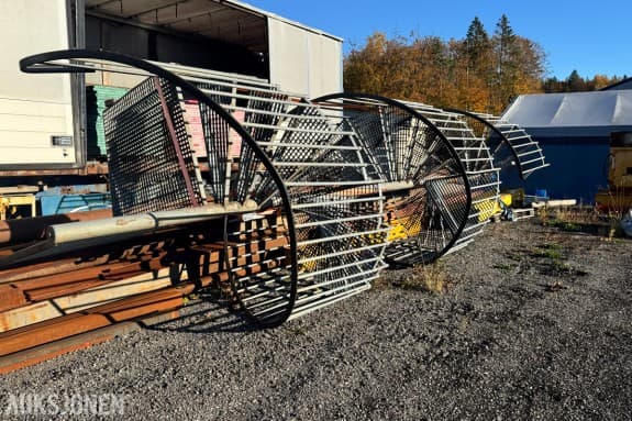 Spiraltrapp i galvanisert stål, ca 7,2 m høy, med trinn av gitterrist