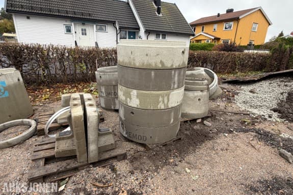 Parti betongkummer - kumringer merket PREMOD - kjegler i betong - betongklosser med innstøpt stålfeste - slangelodd