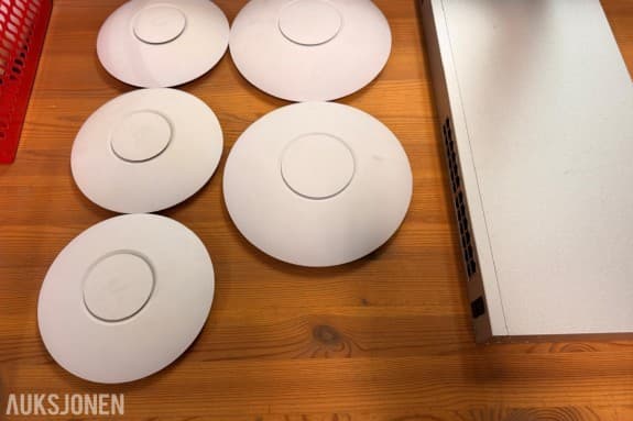 Ubiquiti UniFi nettverksutstyr - USW-24-POE og 5 aksesspunkter