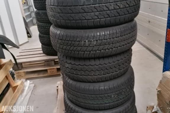 1 pall med  8 stk dekk og 8 stk komplette hjul  div. dimensjoner