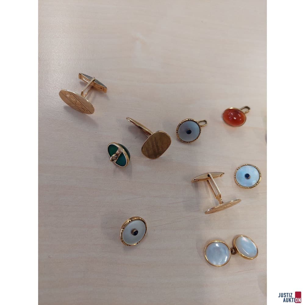 Mixed lot of cufflinks and frack buttons