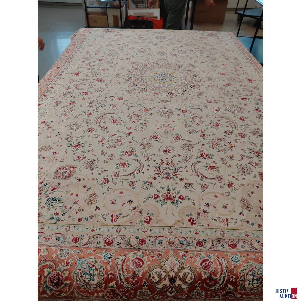 Machine carpet made of viscose