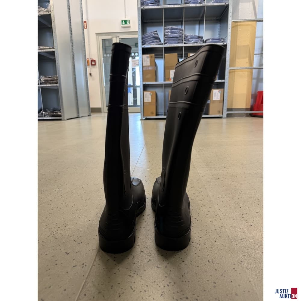 Rubber boots with steel cap