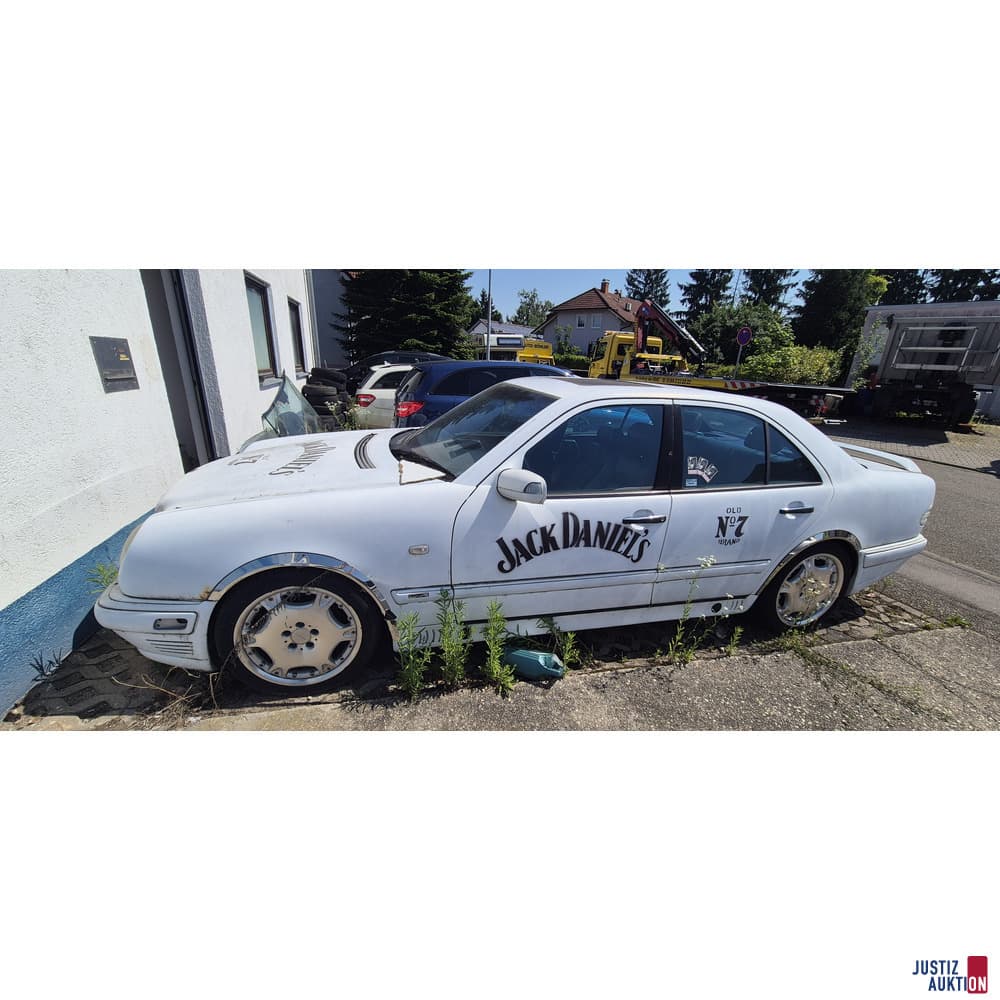 white Mercedes Benz E 420 // Limousine