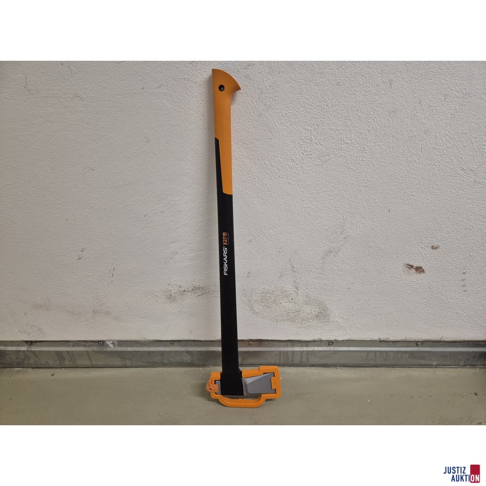 Axe Fiskars X27