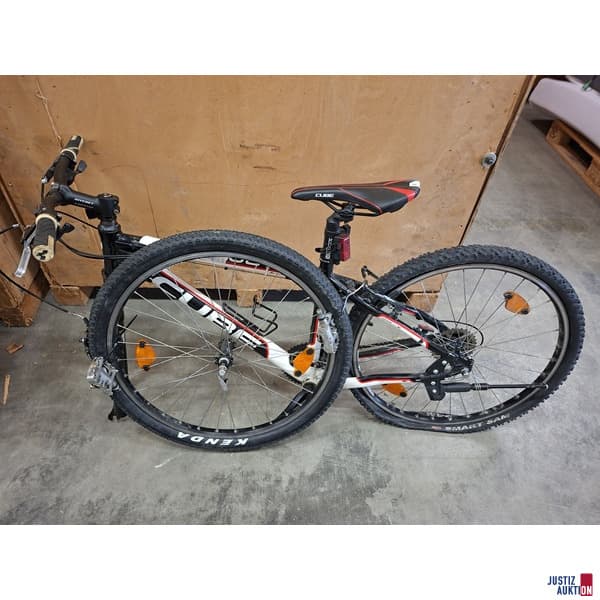 Mountainbike Cube schwarz weiß RNr. WOWC31xxx