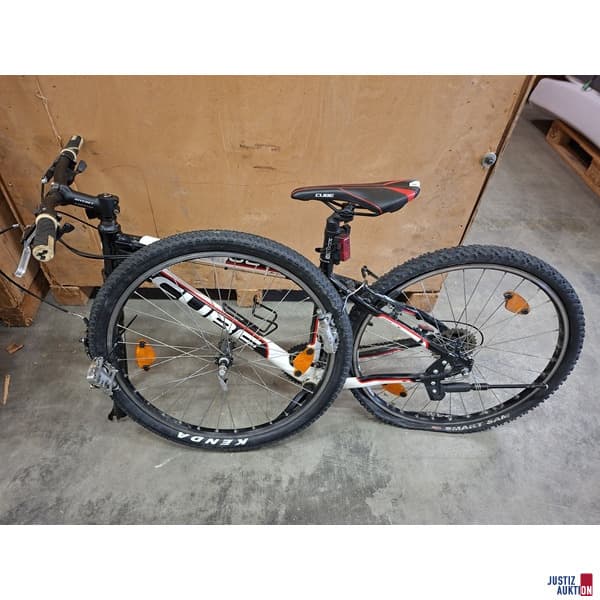 Mountainbike Cube schwarz weiß RNr. WOWC31xxx