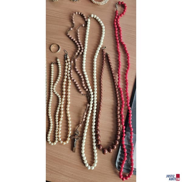 various jewellery (fashion jewellery)