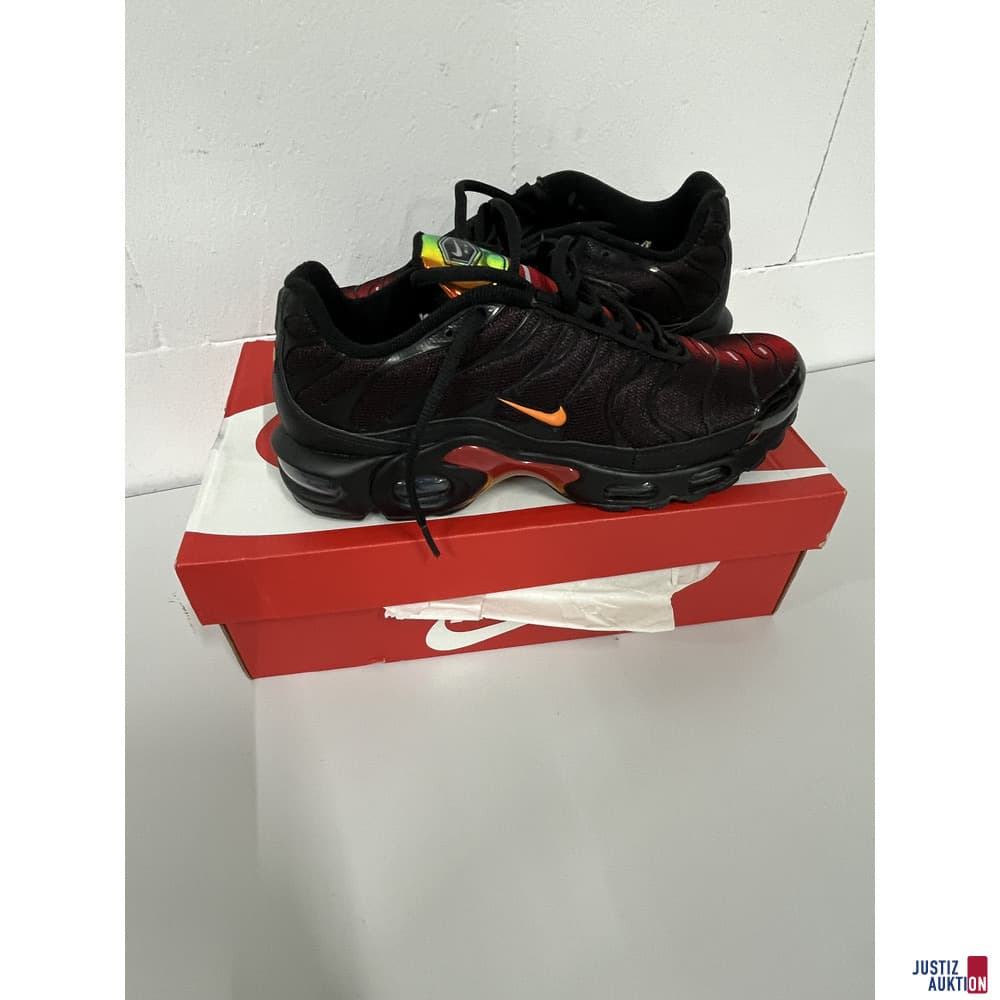 V68/26 Nike Air Max Plus, black/magma orange