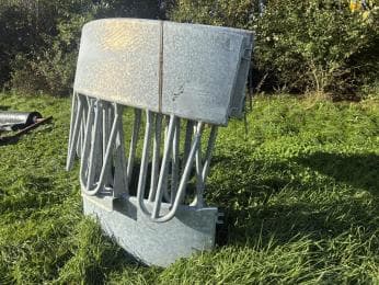 Galvanized feed hedge