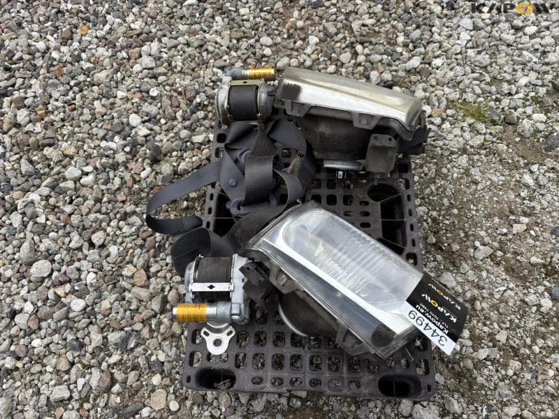 Toyota Hilux lamps and safety belts - image 2