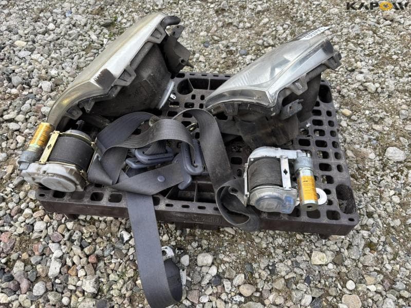 Toyota Hilux lamps and safety belts - image 3