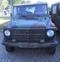 Geländewagen Mercedes 250 GD und Kombi VW