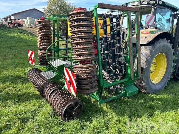 Grassland harrow Düvelsdorf GREEN.RAKE with APV Spreader PS500 M2 MG