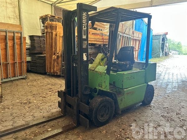 Diesel-Gabelstapler Clark DPM 25 L (1990)