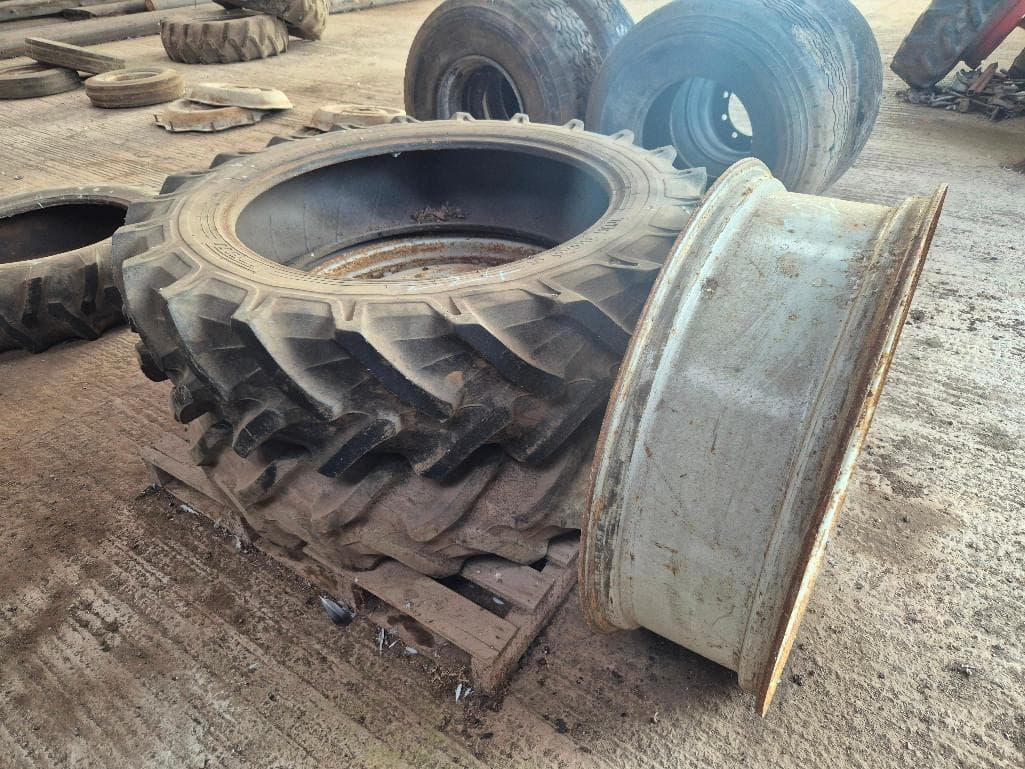 Pair Pirelli 13.6 R36 wheels and tyres