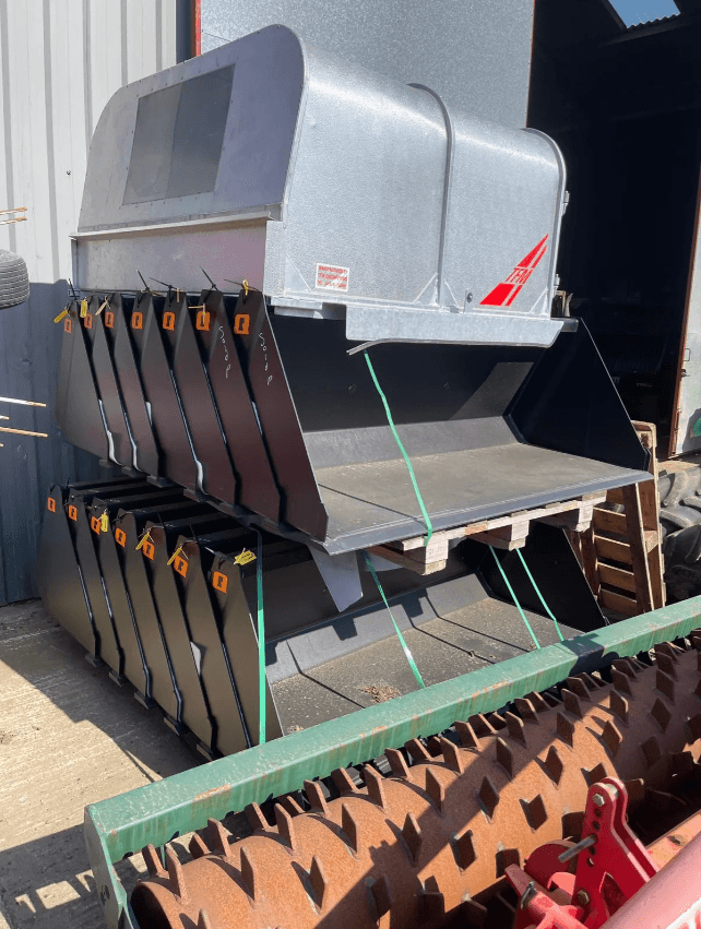 NEW QUICKE 180U BUCKET WITH EURO BRACKETS