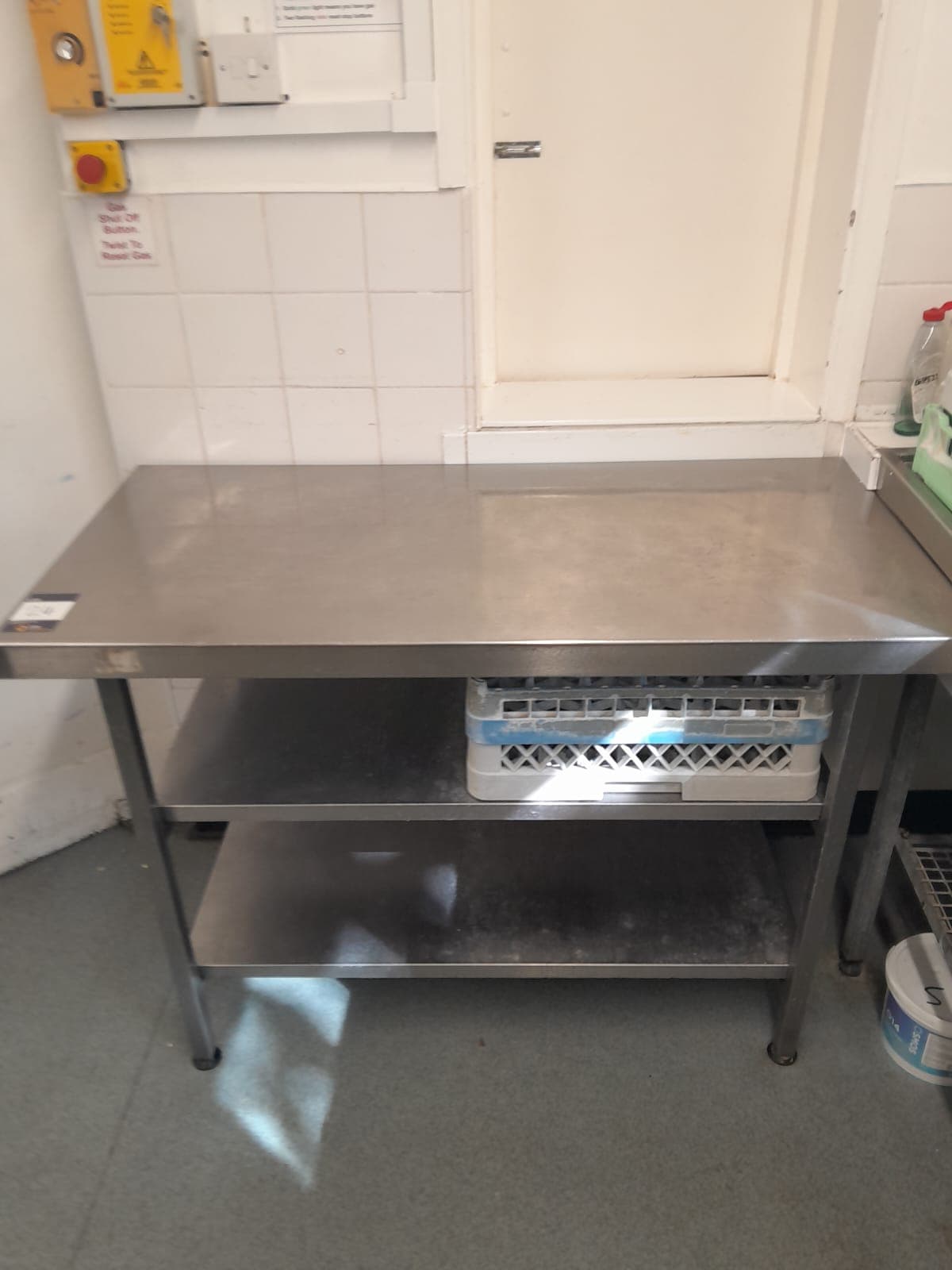 Edelstahl-Vortisch 1.200 x 600 mit 2 Regalen unter Befindet sich in der gewerblichen Küche